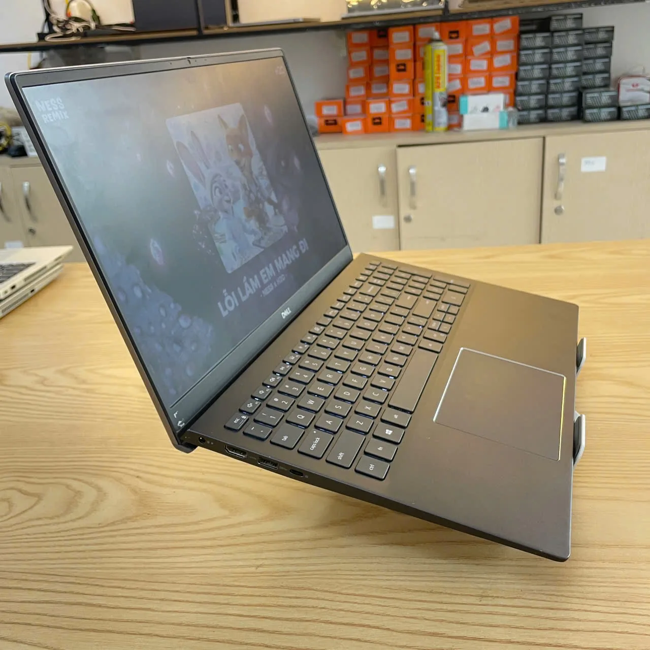 Dell Vostro 5502 Core i5-1135G7/ Ram 8GB/ SSD 512GB/ MX330/15.6 FHD
