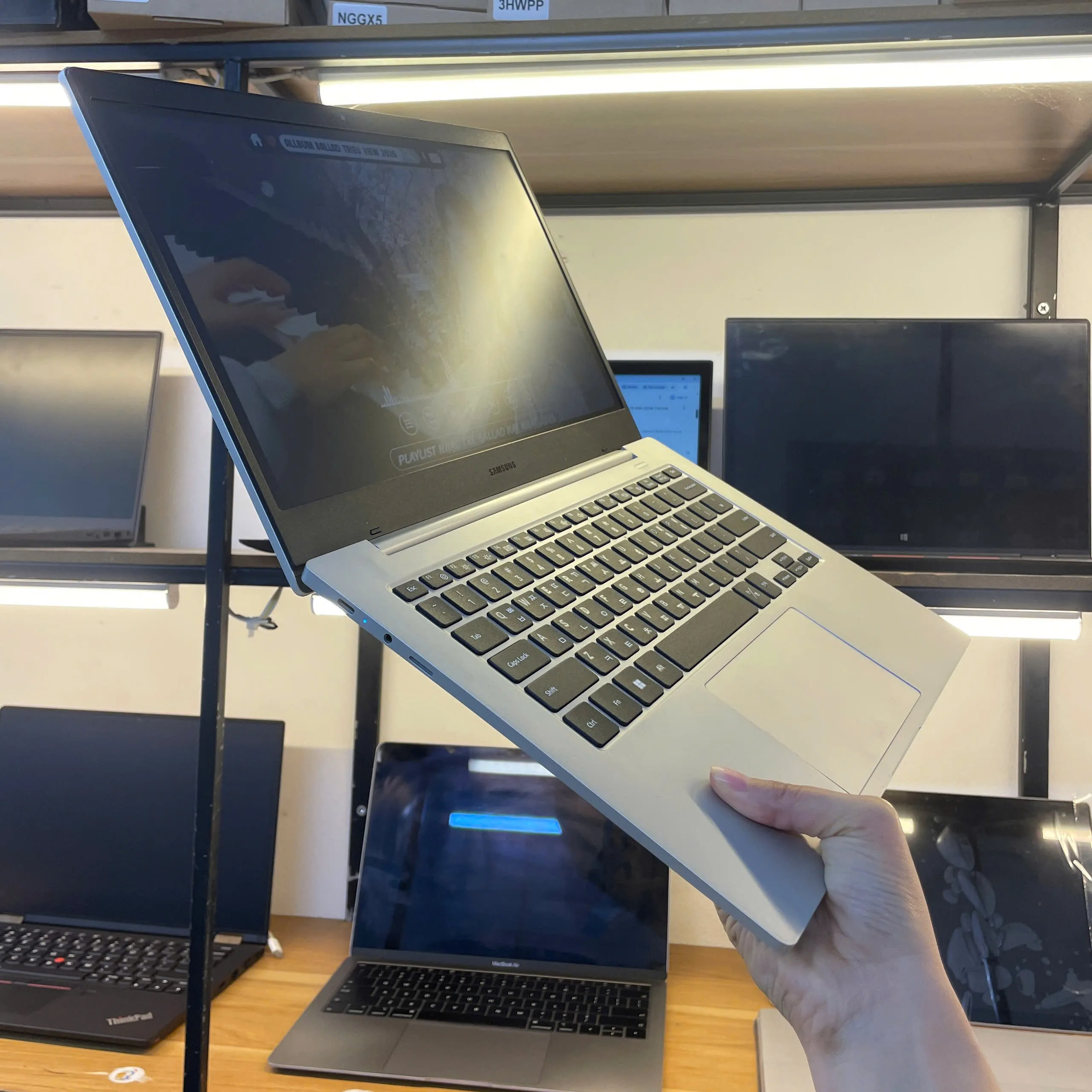 SAMSUNG BOOK3 GO Snapdragon 7 gen 3/ram 4/ssd 128/14"HD