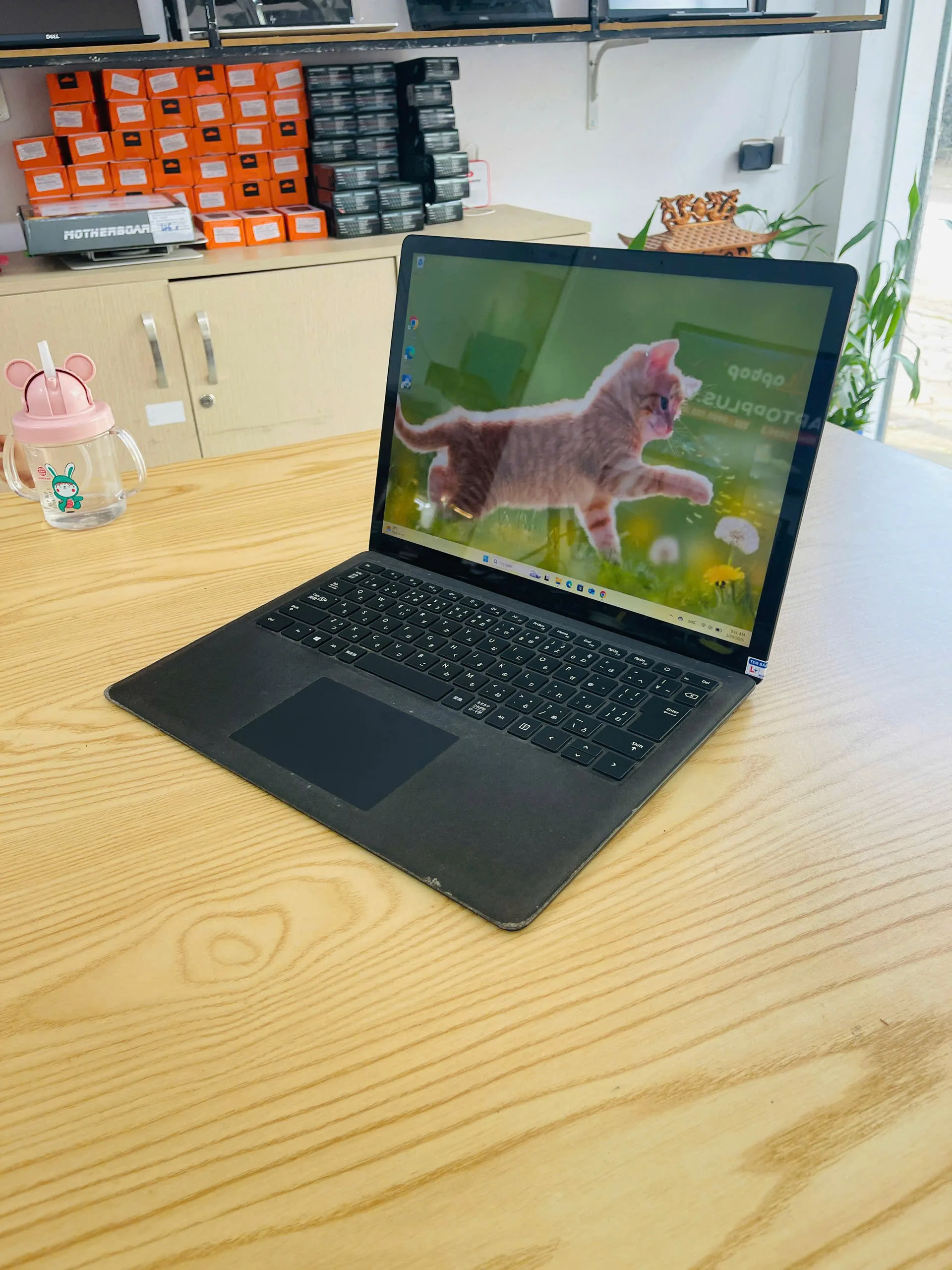 Surface Laptop 2 core i7-8650u ram 8gb ssd 256gb/Màn hình 13.5" 2K Cảm ứng