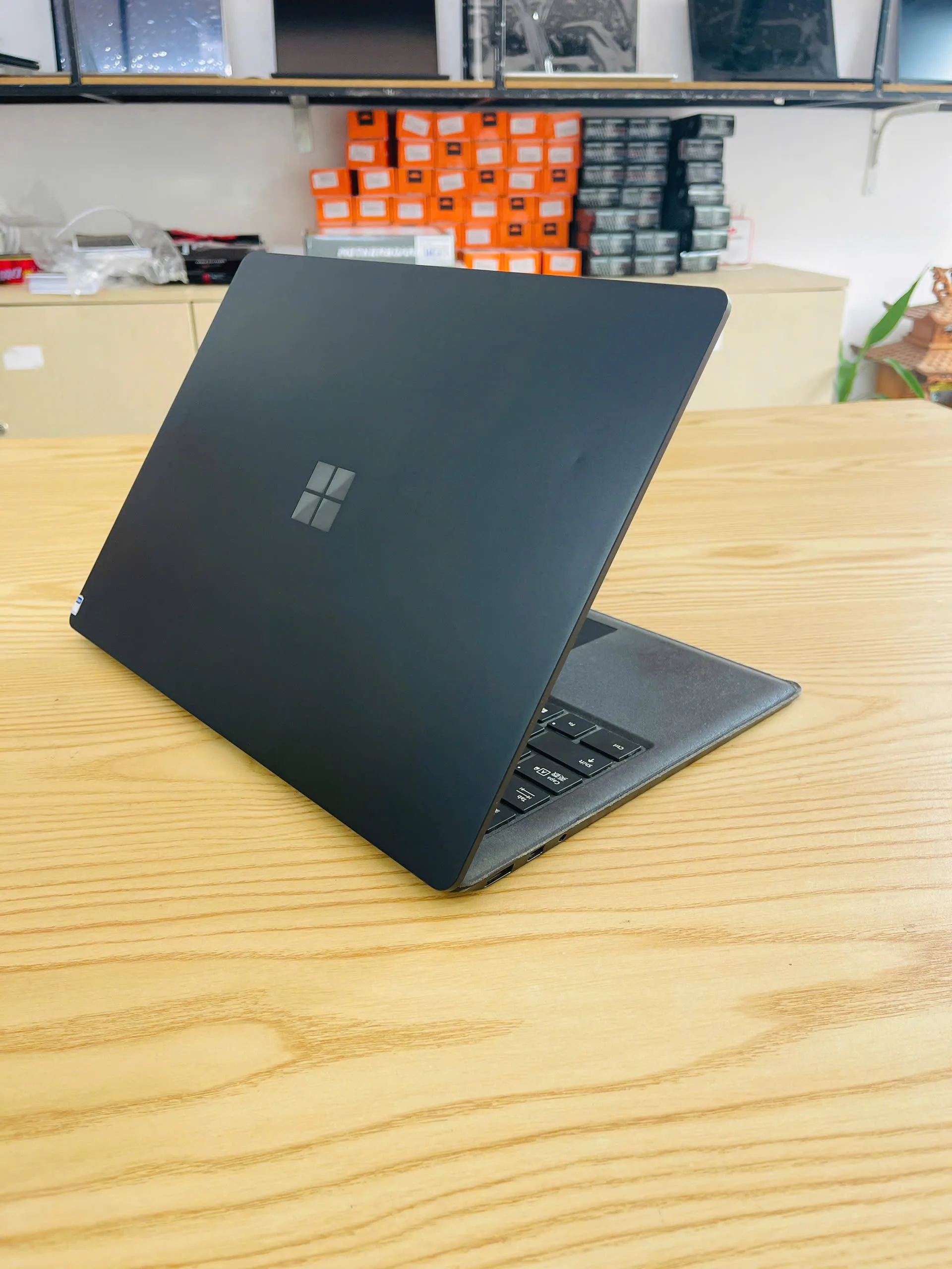 Surface Laptop 2 core i7-8650u ram 8gb ssd 256gb/Màn hình 13.5" 2K Cảm ứng