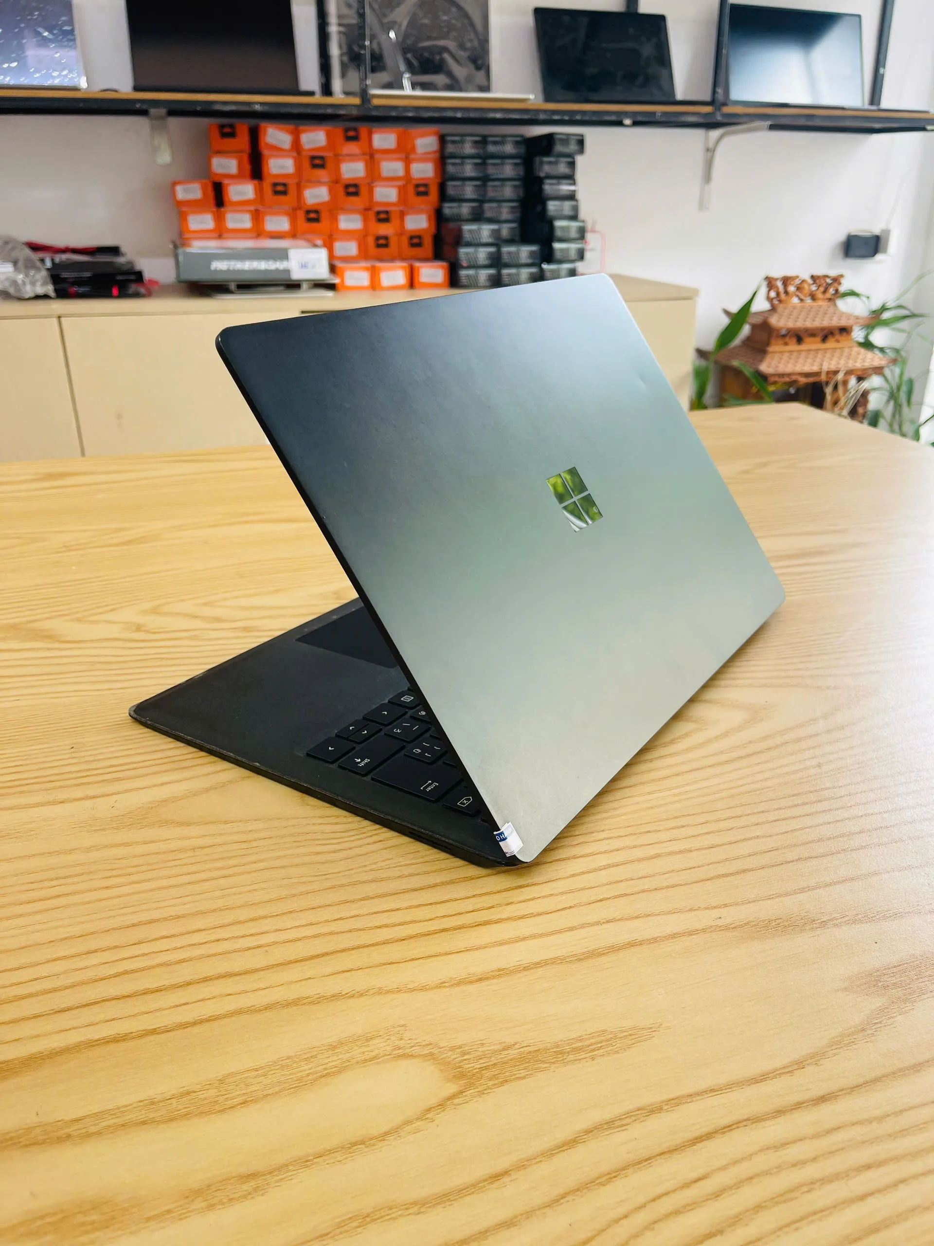 Surface Laptop 2 core i7-8650u ram 8gb ssd 256gb/Màn hình 13.5" 2K Cảm ứng