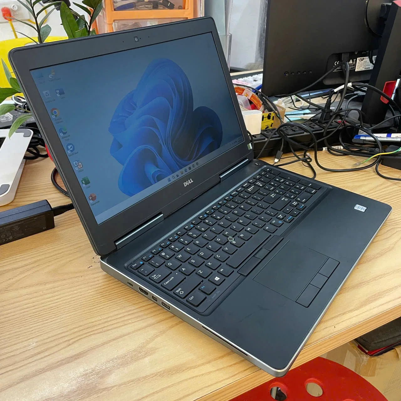 Dell Precision 7510 core i7-6820HQ/Ram 8GB/SSD 512GB/M1000M/màn 15.6"