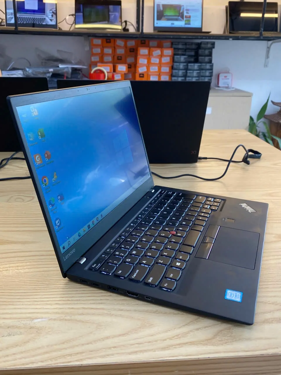 Thinkpad X1 Carbon gen 5 Core i5-7200u/ Ram 8GB/ SSD 256GB/ Màn hình 14.0" FHD