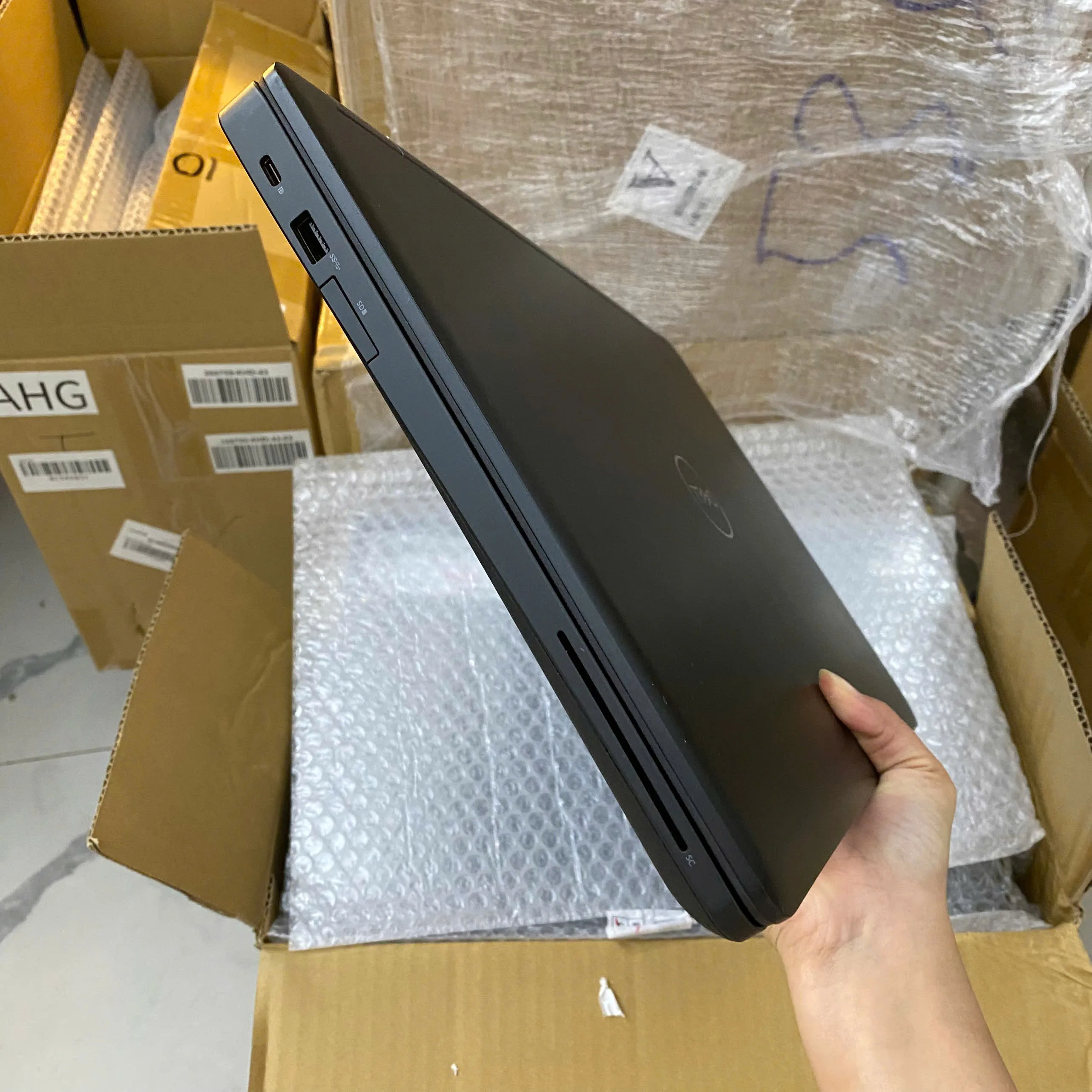 Dell Latitude 5590 core i5-8350u ram 8gb ssd 256gb/Màn hình 15.6"