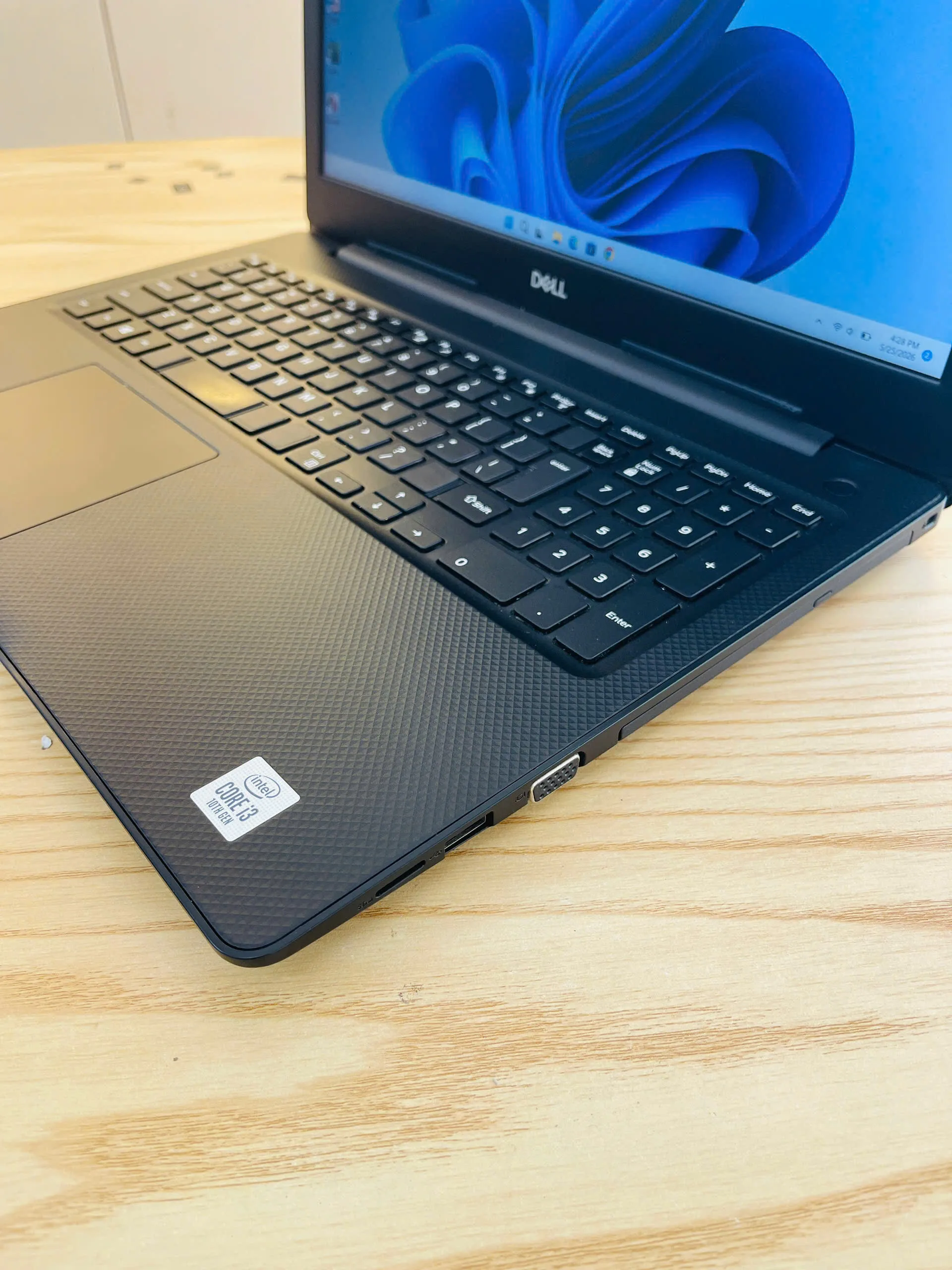 Dell Latitude 3590 core i5-8250u ram 8gb ssd 256gb/Màn hình 15.6"