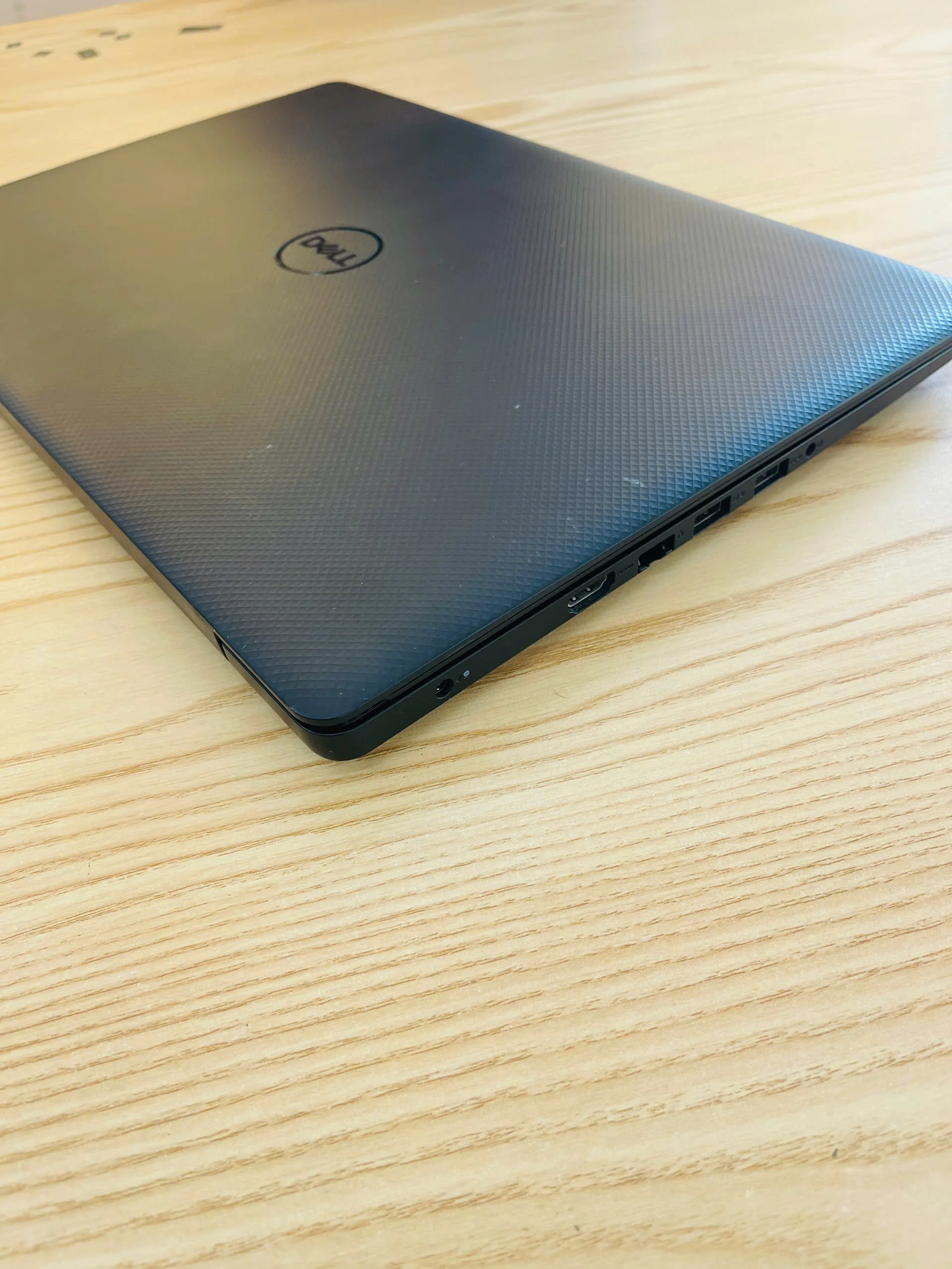Dell Latitude 3590 core i5-8250u ram 8gb ssd 256gb/Màn hình 15.6"