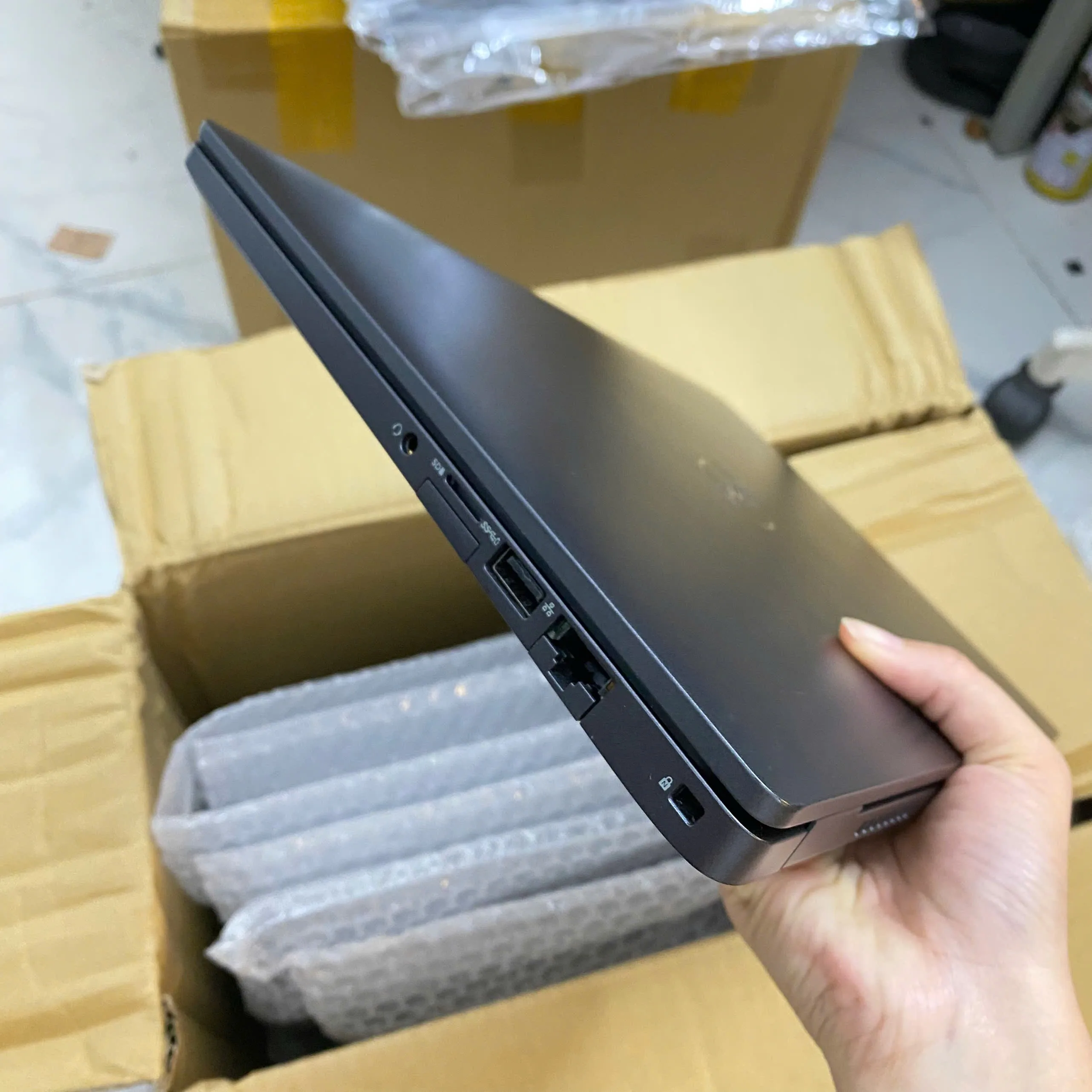 Dell Latitude 5300 core i5-8365u ram 8gb ssd 128gb/Màn hình 13.3" - 3