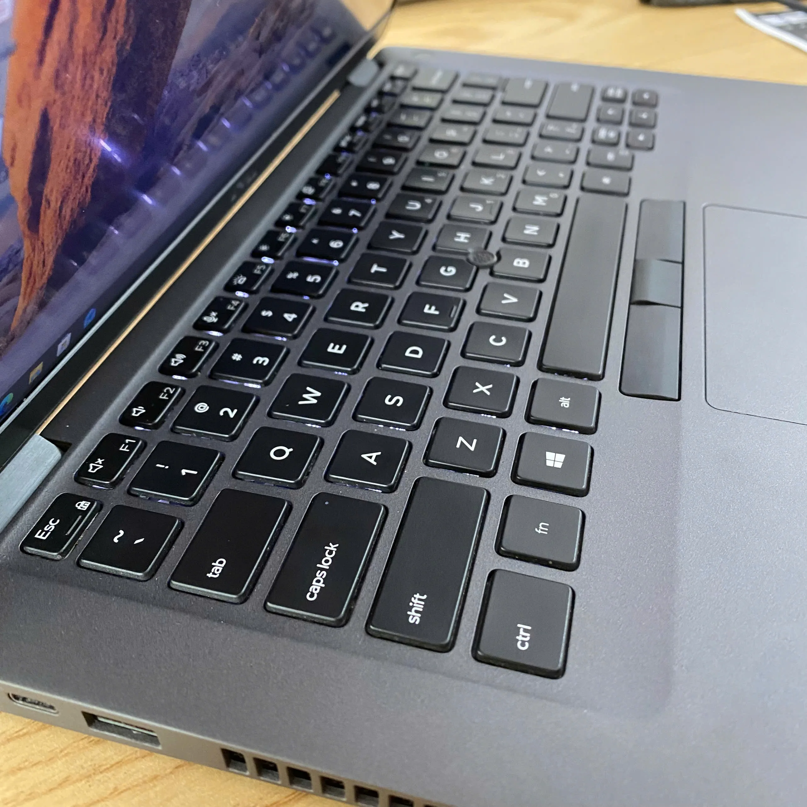 Dell Latitude 5400 core i5-8365u ram 8gb ssd 256gb/Màn hình 14"