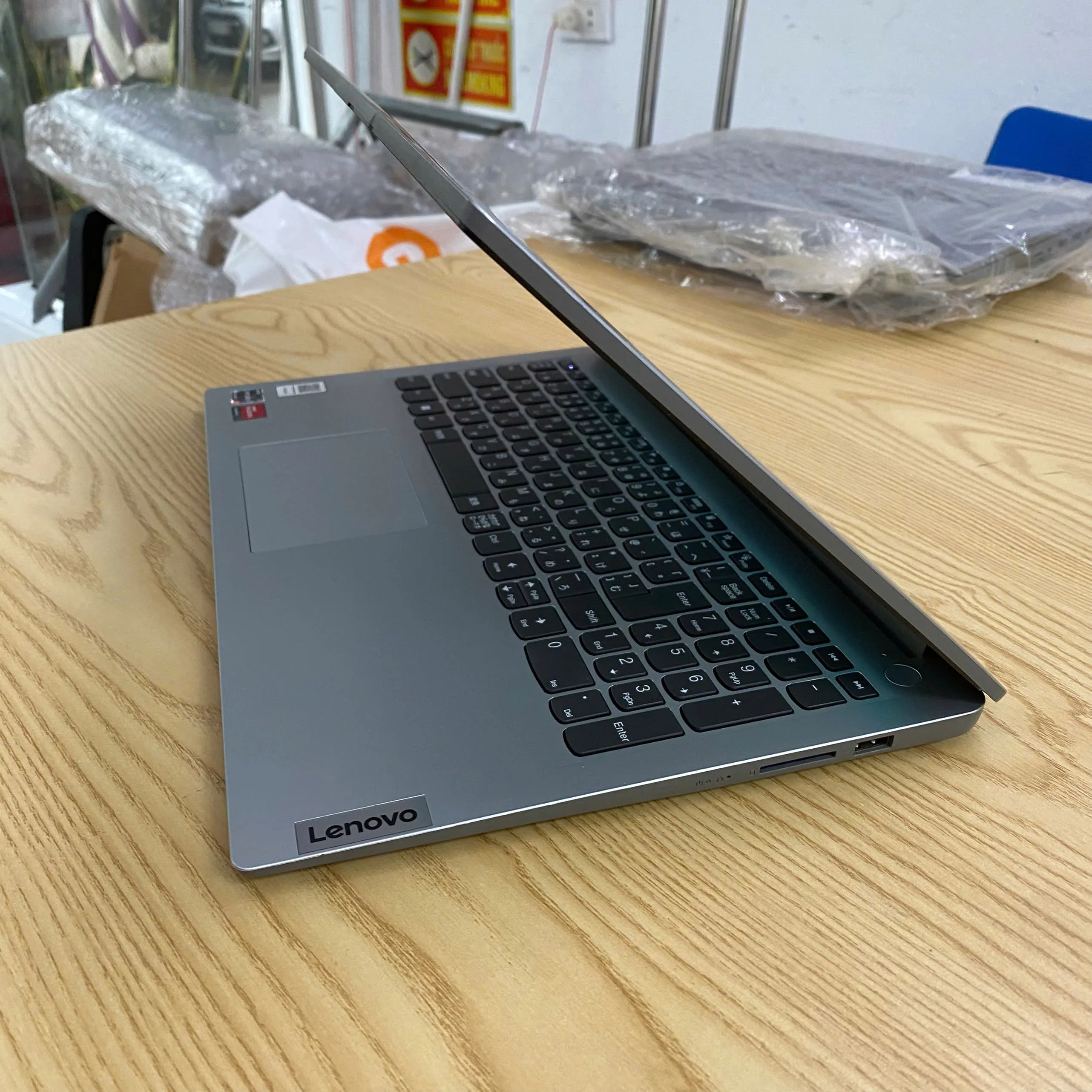 Lenovo ideapad 1-15AMN7 Ryzen 5 7520U Ram 8GB SSD 256GB màn 15.6" 4
