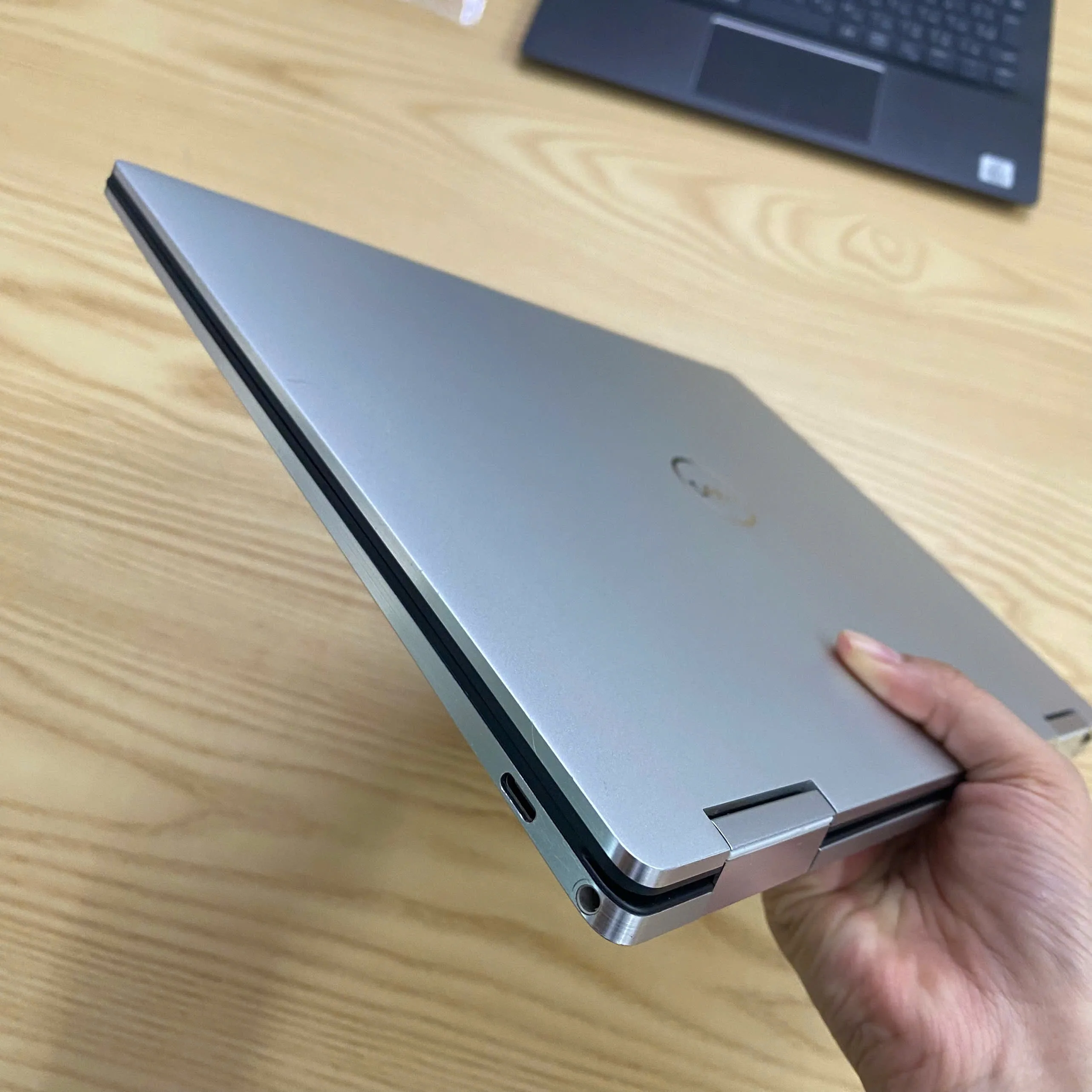 Dell XPS 7390 2 in 1 core i7-1065G7/Ram 32GB/SSD 512GB/13.3" cảm ứng xoay gập