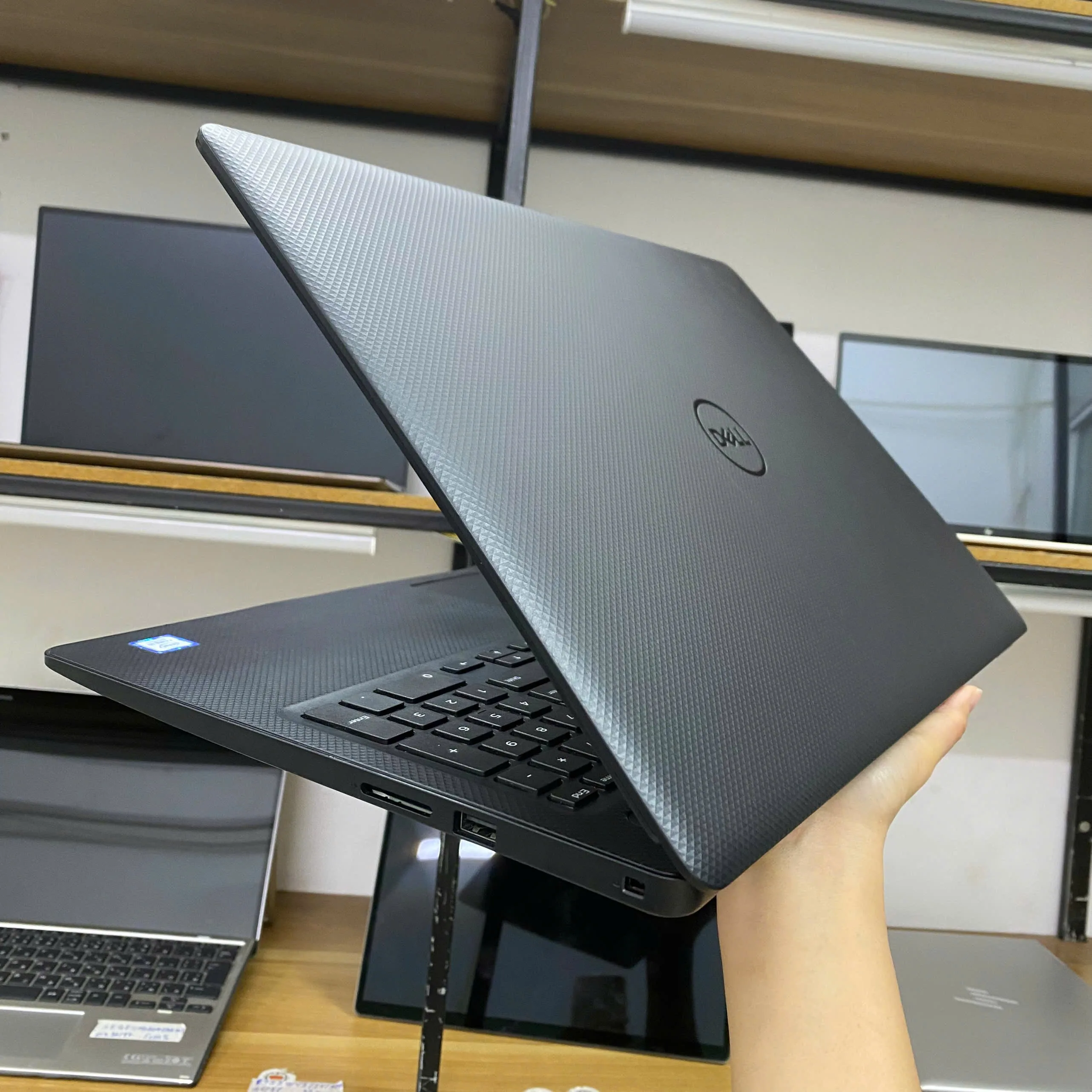 Dell Vostro 3583 core i5-8265u/Ram 8/SSD 256/15.6”FHD