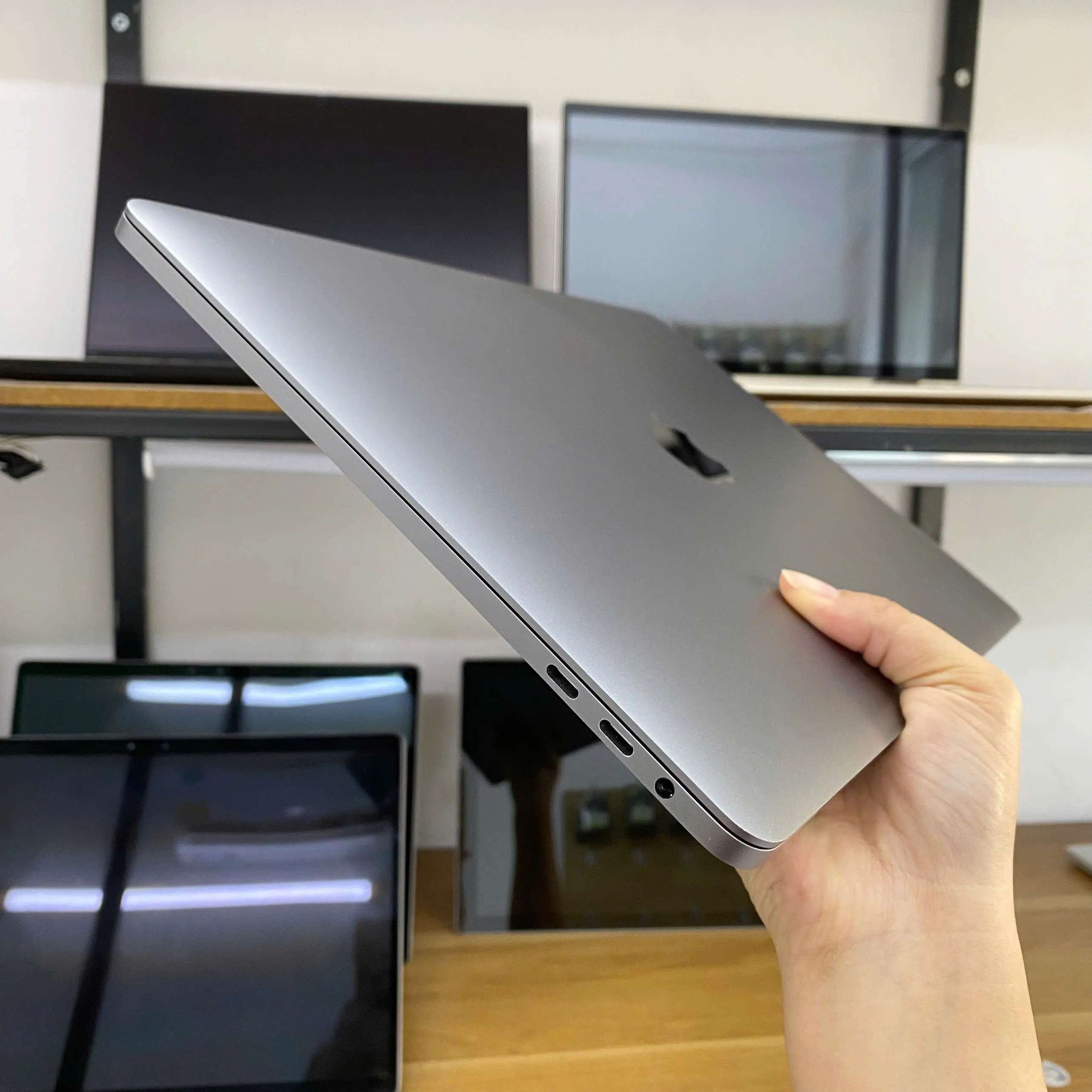 Macbook pro 2020 Intel Core i7-1068NG7 -32GB RAM-2TB SSD- màn 13.3" 2k 4