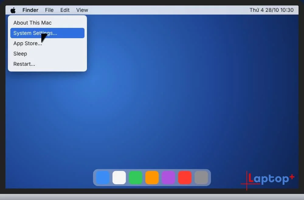 Menu Apple chọn System Settings trên MacBook